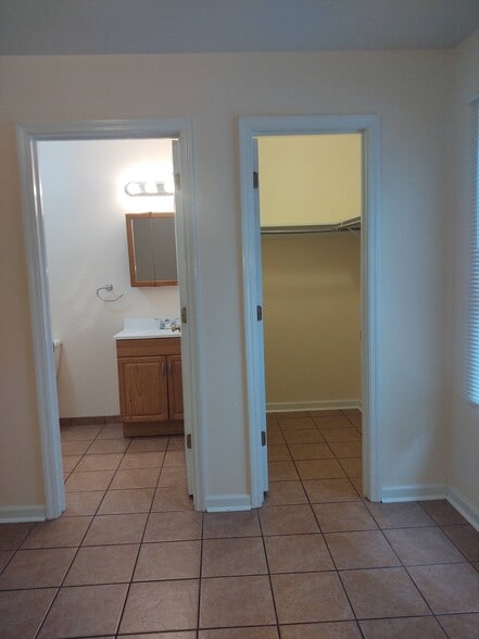 Walk-in closet & bathroom in main bedroom - 247 Hereford Cir