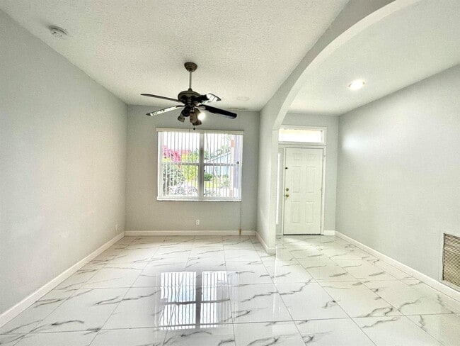 Building Photo - 1219 Baycourt Isle