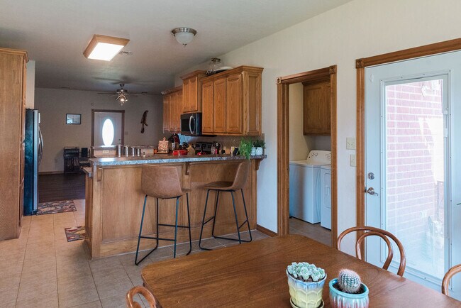 Building Photo - 608 Shady Oak