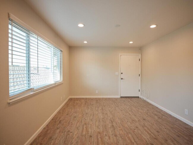 Building Photo - 1695 Whitwood Ln