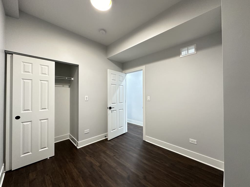 Building Photo - 2149 W Wilson Ave
