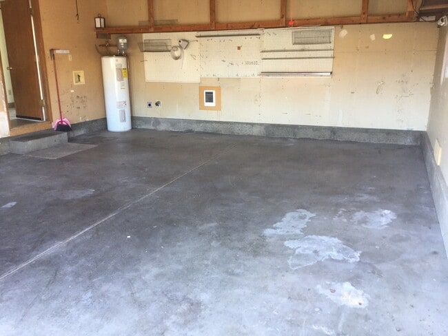Building Photo - NE 3 Bdrm House, 2 Bath, New Carpet & Pain...