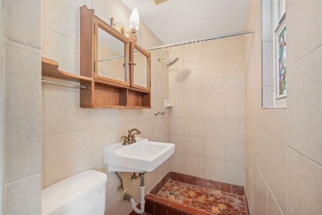 Building Photo - Beautifully Updated Clearwater Home with M...