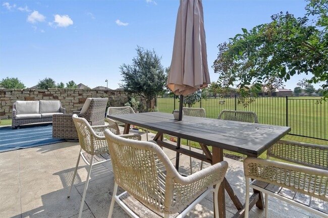 Building Photo - 4945 Strada Dr