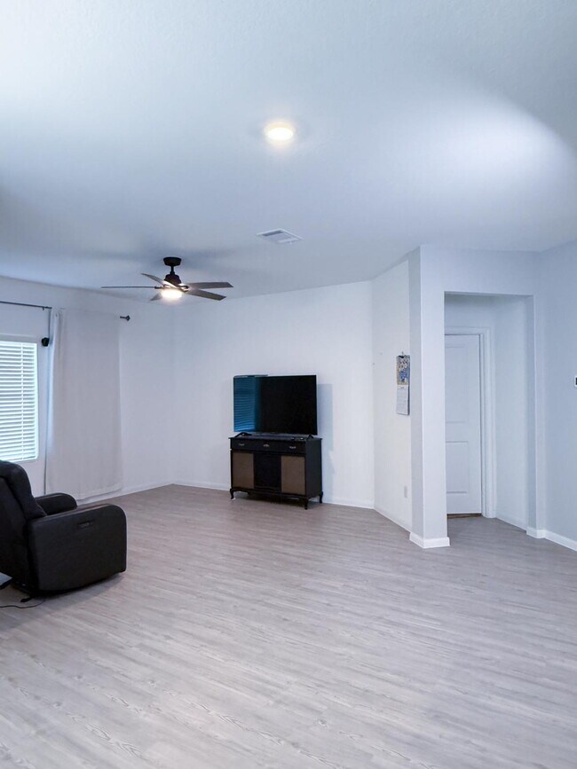 Building Photo - Charming 3-Bedroom Sanctuary with 2 Full Baths Near Lackland Air Force Base – 1469 Sq Ft of Comfo...