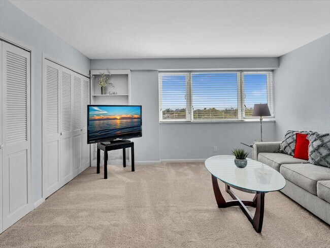 Building Photo - 3000 Holiday Dr