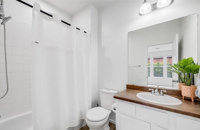 Building Photo - Updated 2BD, 2.5BA Townhome in Centennial ...