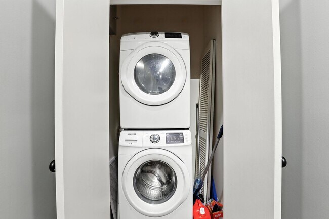 Building Photo - North Thomas 472-492