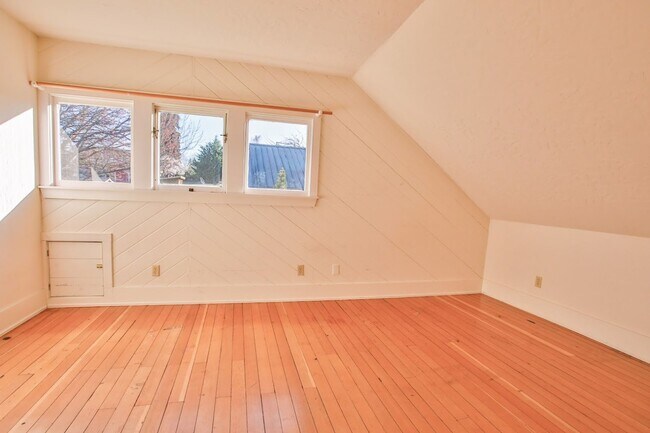 Building Photo - Gorgeous Vintage Home in Downtown Langley with Detached Guest Apartment!! Pet Friendly Too!
