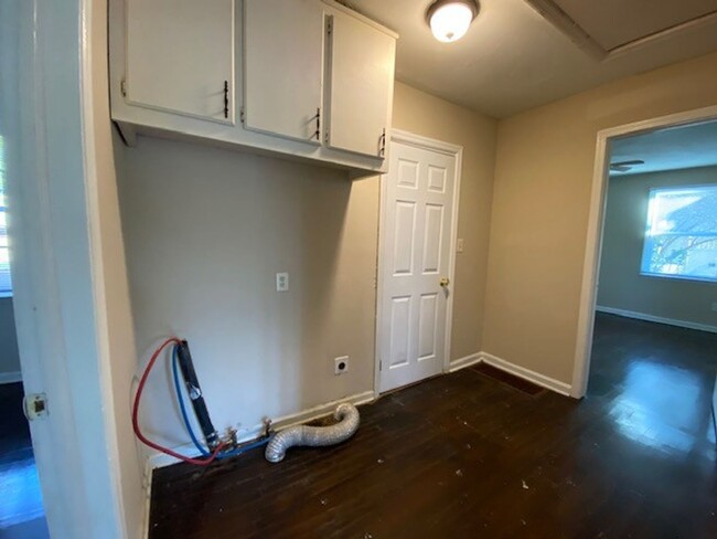 Building Photo - Beautiful 2 bedroom 1bathroom home  not fa...