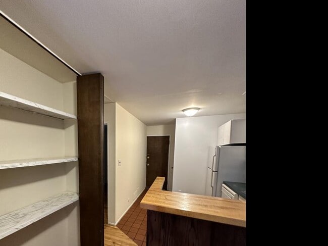 Building Photo - 2 bedroom in Chicago IL 60657