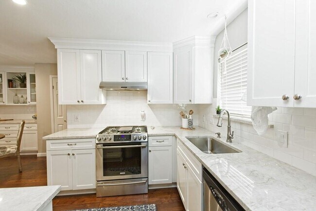 Building Photo - 1307 Glen Cove Dr