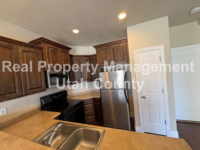 Building Photo - 2477 Garden Dr