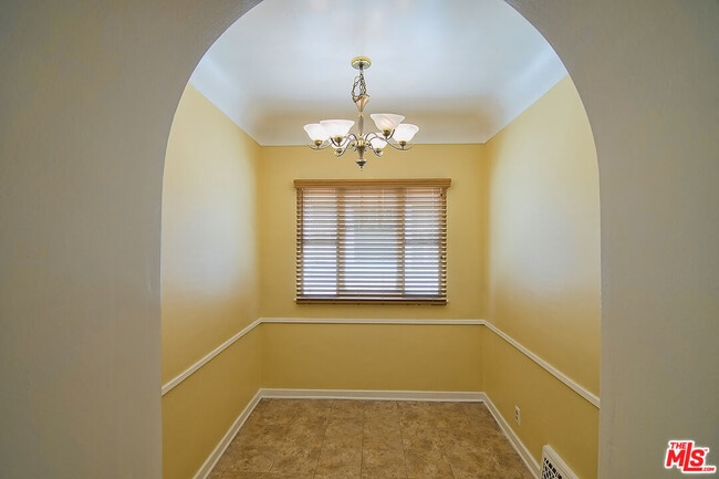 Building Photo - 1071 Cloverdale Ave