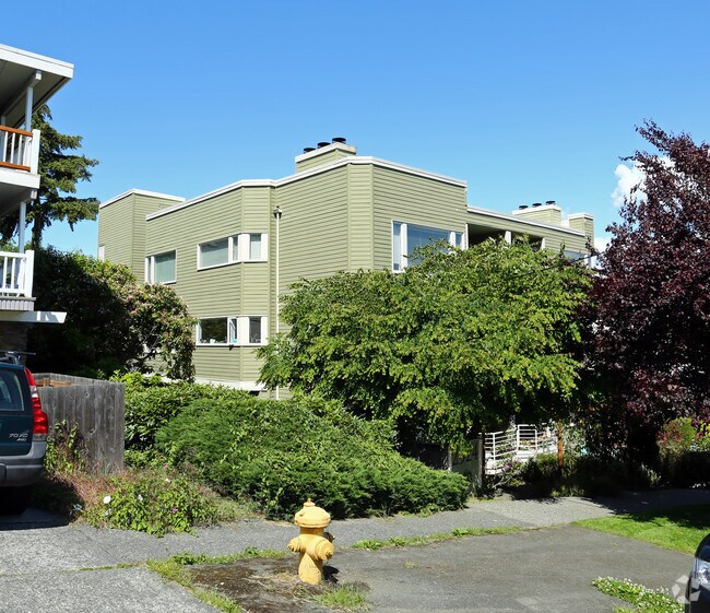 Building Photo - Emerald Vista