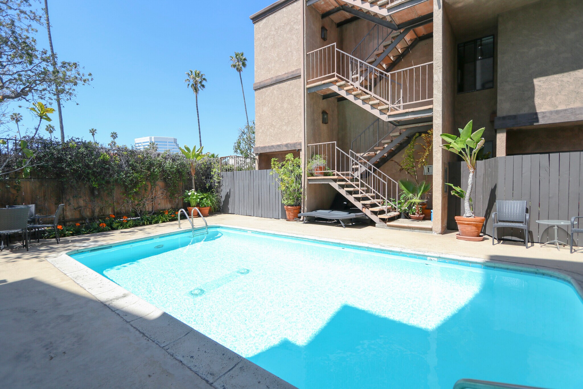 Building Photo - 1328 S Bundy Dr