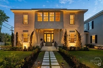Building Photo - 723 E Victory Dr