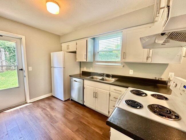 Building Photo - Cozy 2 bedroom Duplex!