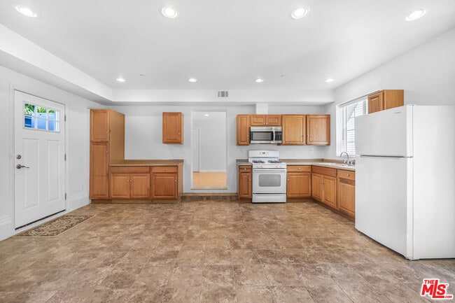 Building Photo - 741 N Las Palmas Ave