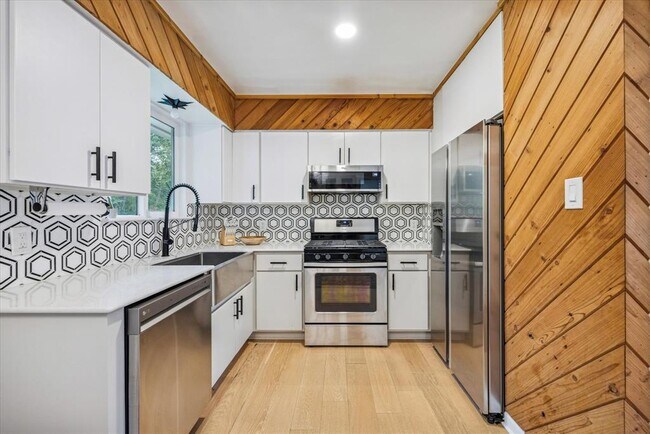 Primary Photo - 6809 Meadow Cir