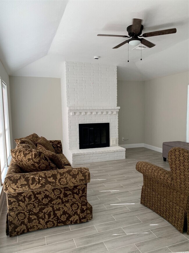 Building Photo - 15303 Paseo Del Rey Dr