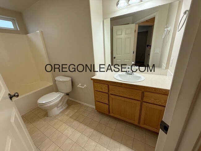 Building Photo - West Eugene 3 bedroom 2 bath home