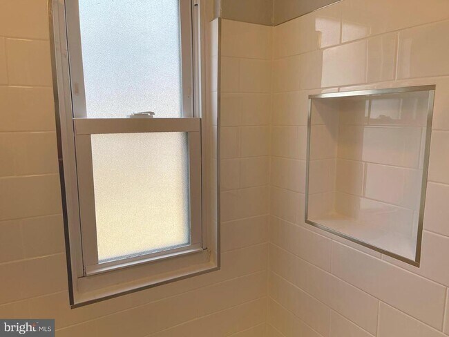 Building Photo - 7132 Parkview Ave