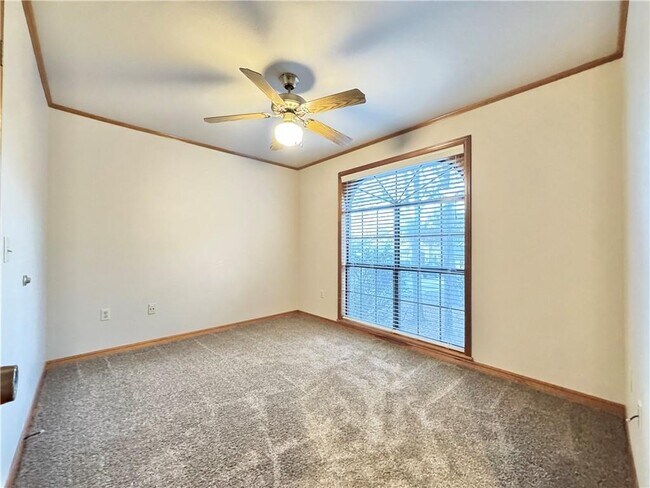 Building Photo - 742 E Birwin St