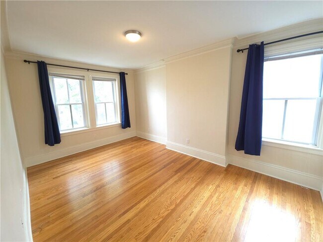 Building Photo - 102 Bowen St
