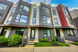 Building Photo - 1240 W 70th St