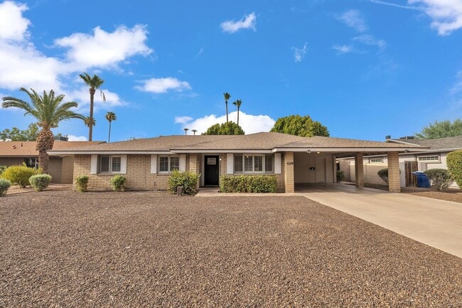 Building Photo - 5 Bed, 3 Bath, Pebble Tec Pool, Granite Counters Huge Kitchen Island