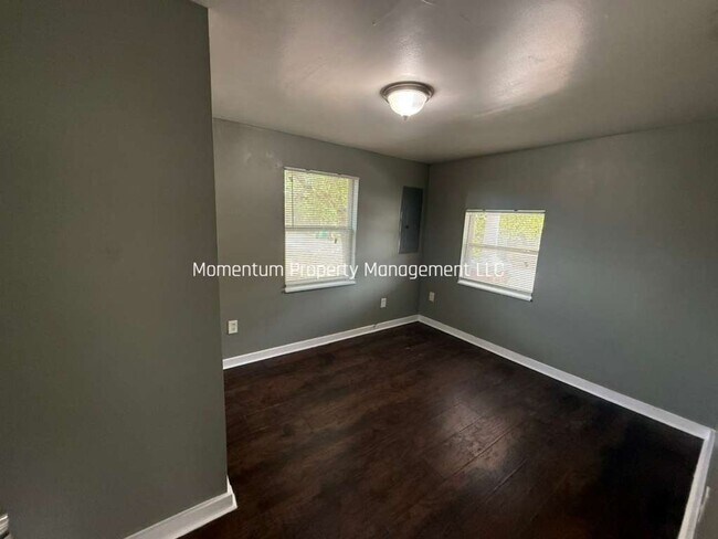 Building Photo - 3/1 Remodeled Tampa Home- READY FOR IMMEDIATE MOVE IN!!