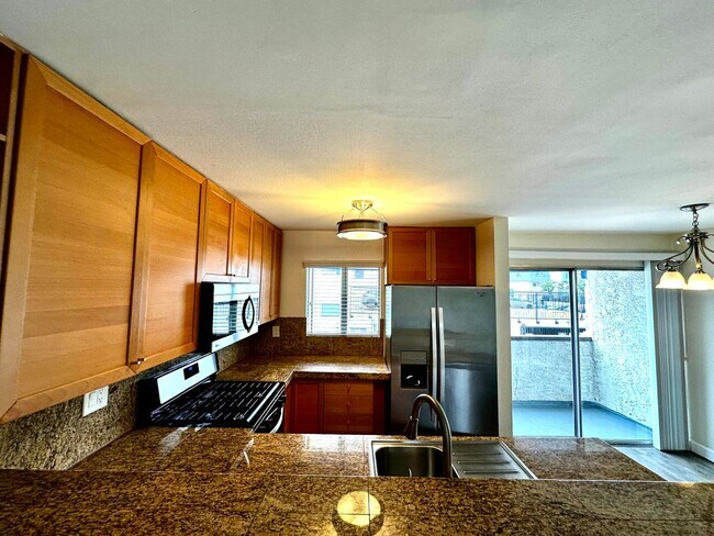 Building Photo - Gorgeous Remodeled 2 Beds + 2 Bath Condo i...
