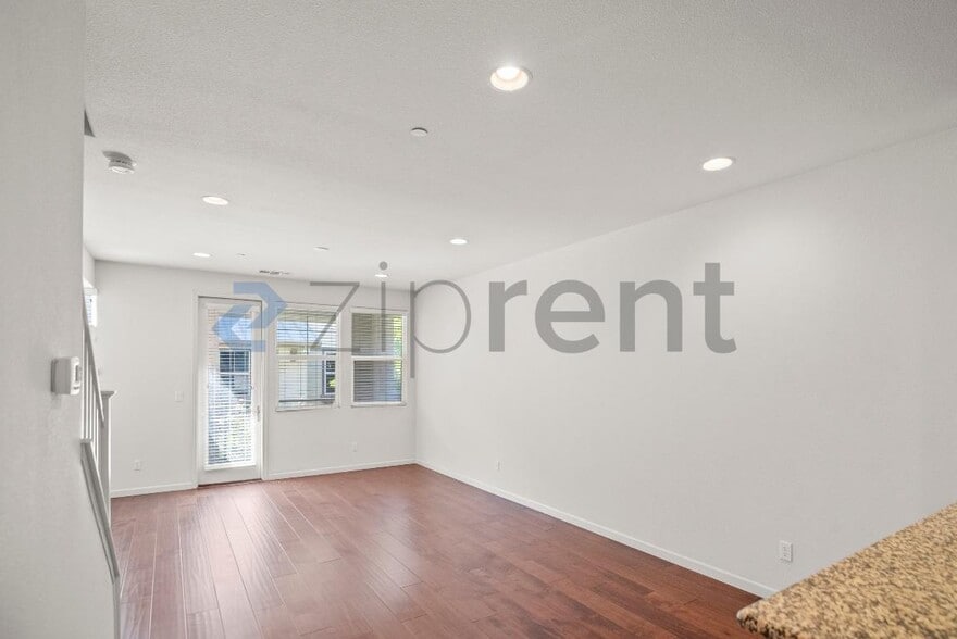 Building Photo - Unit
