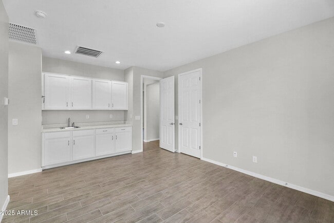 Building Photo - 18570 W Honeysuckle Dr