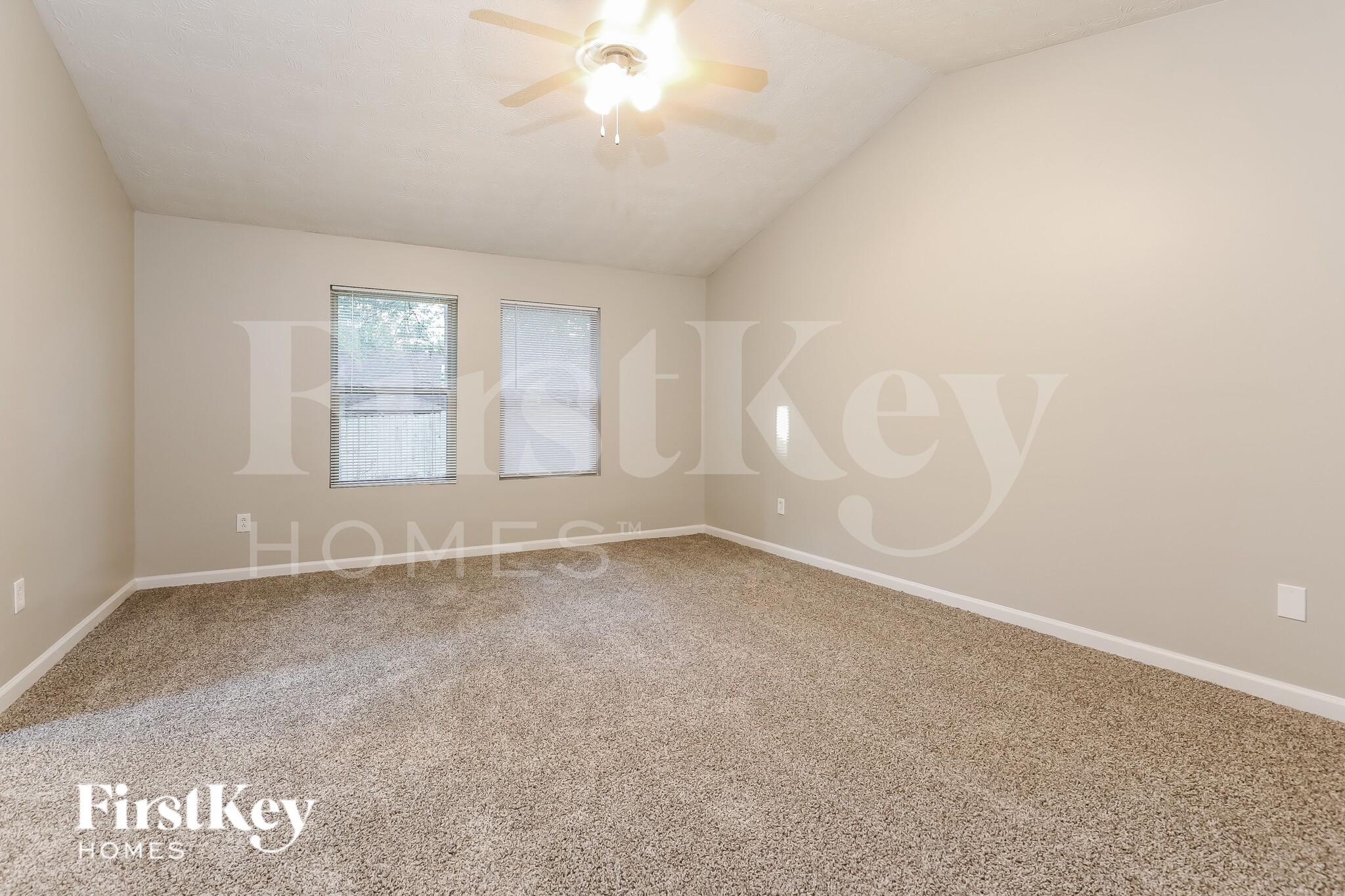 Building Photo - 206 Red Oak Dr