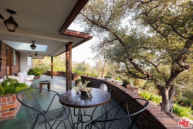 Building Photo - 1575 E Loma Alta Dr