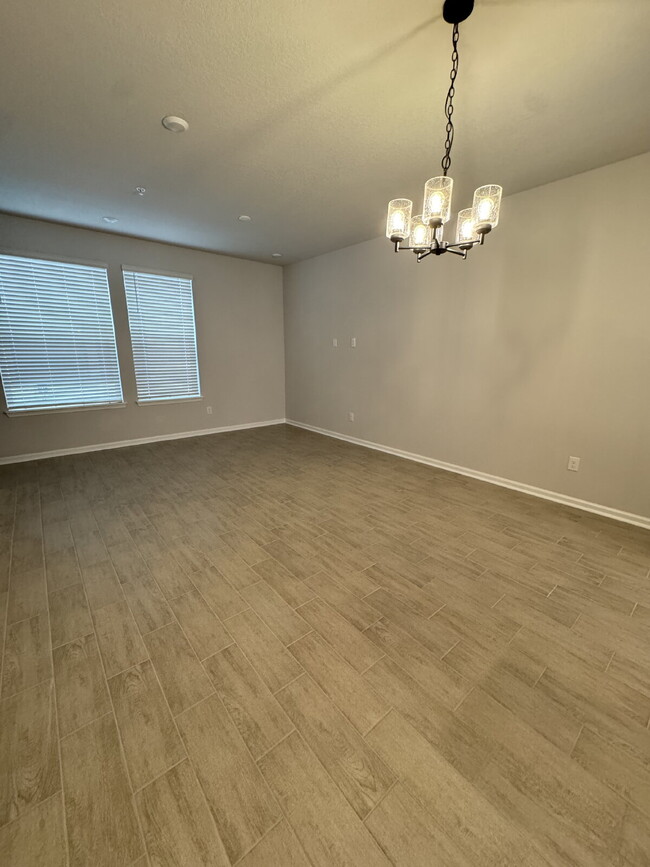 Building Photo - Luxury living in Downtown Jax with an atta...