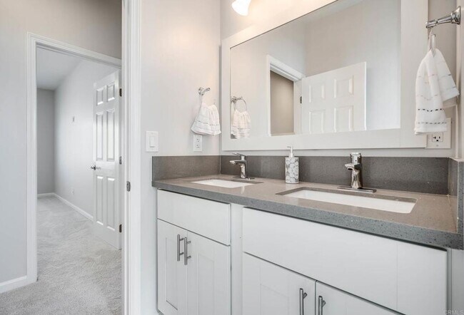 Building Photo - ***Gorgeous 5 bedroom, 3 bath Home in Imperial Beach