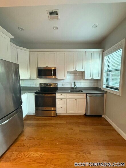 Building Photo - 151-153 Meridian St.