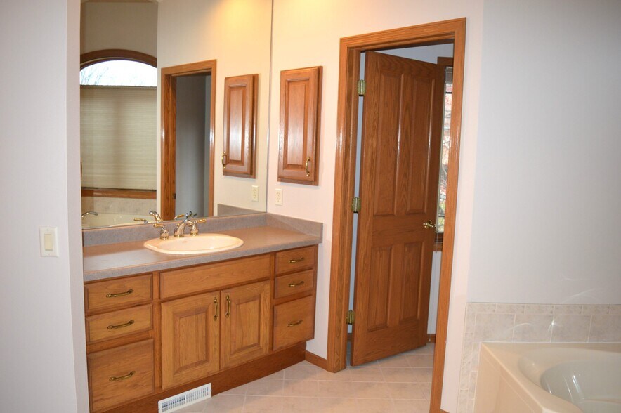 Building Photo - 7541 Red Fox Trl