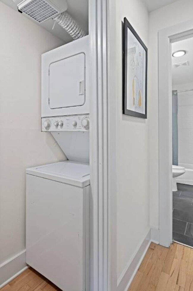 Building Photo - 1136 Crescent Ave NE