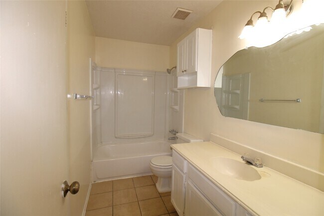 Building Photo - 3206 Briar Ct
