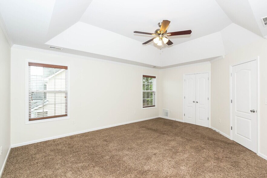 Building Photo - 250 Lantana Dr