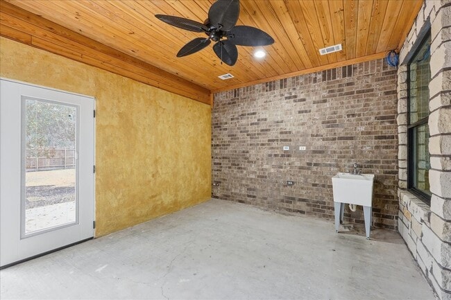 Building Photo - 12250 Charlotte Dr