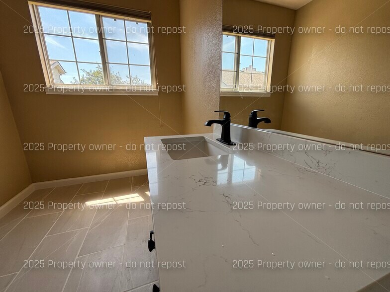 Building Photo - 2010 S Xenia Way