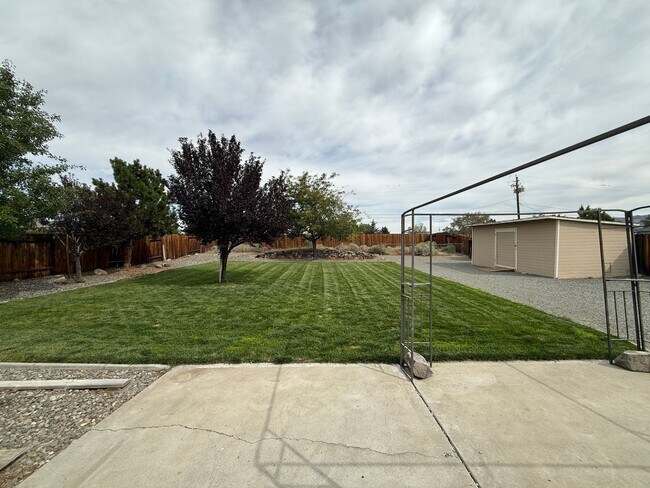 Building Photo - Cute single story 3 bedroom, 2 bath home w...