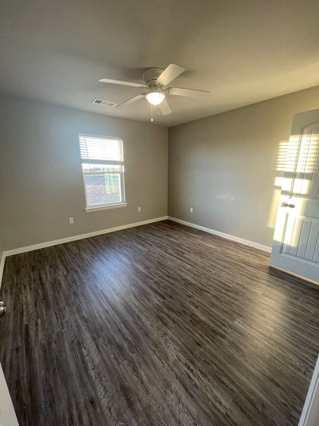 Building Photo - Spacious 3/2 with Large Lawn Area