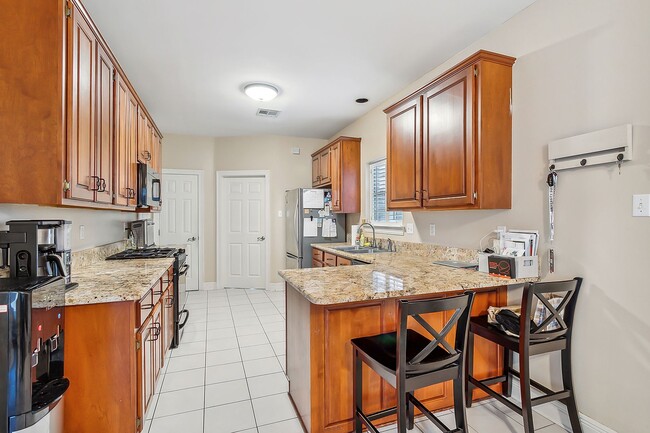 Building Photo - Gorgeous 3 Bed/ 2 Bath Single- Family Home