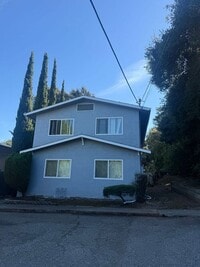 Building Photo - Spacious two bedrooms one full bathroom